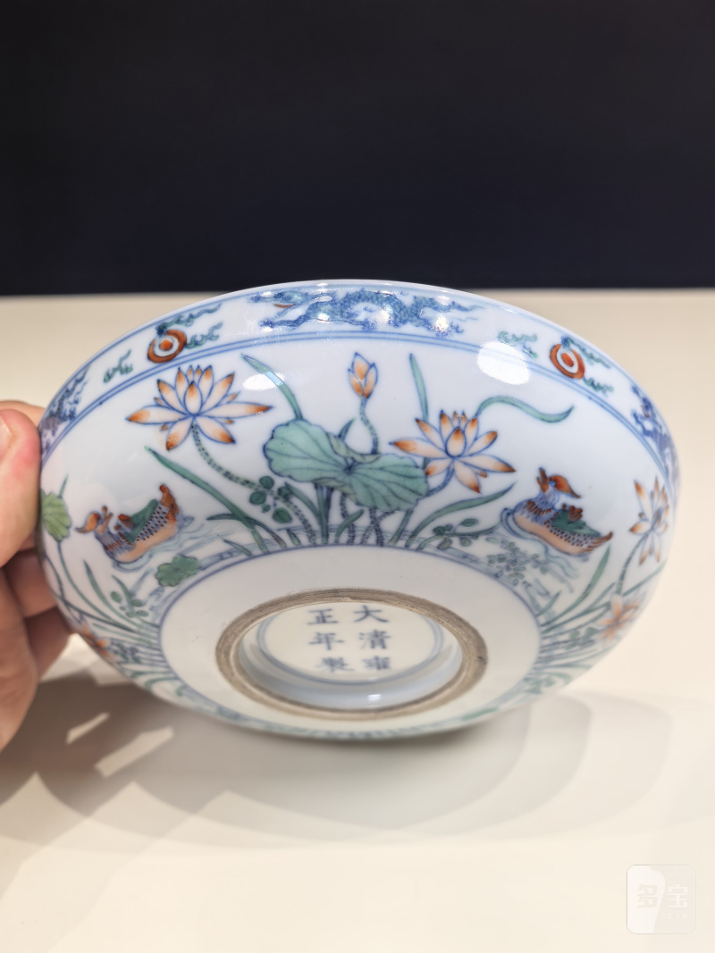 清雍正 斗彩鸳鸯荷塘图卧足盘一对 - 图22
